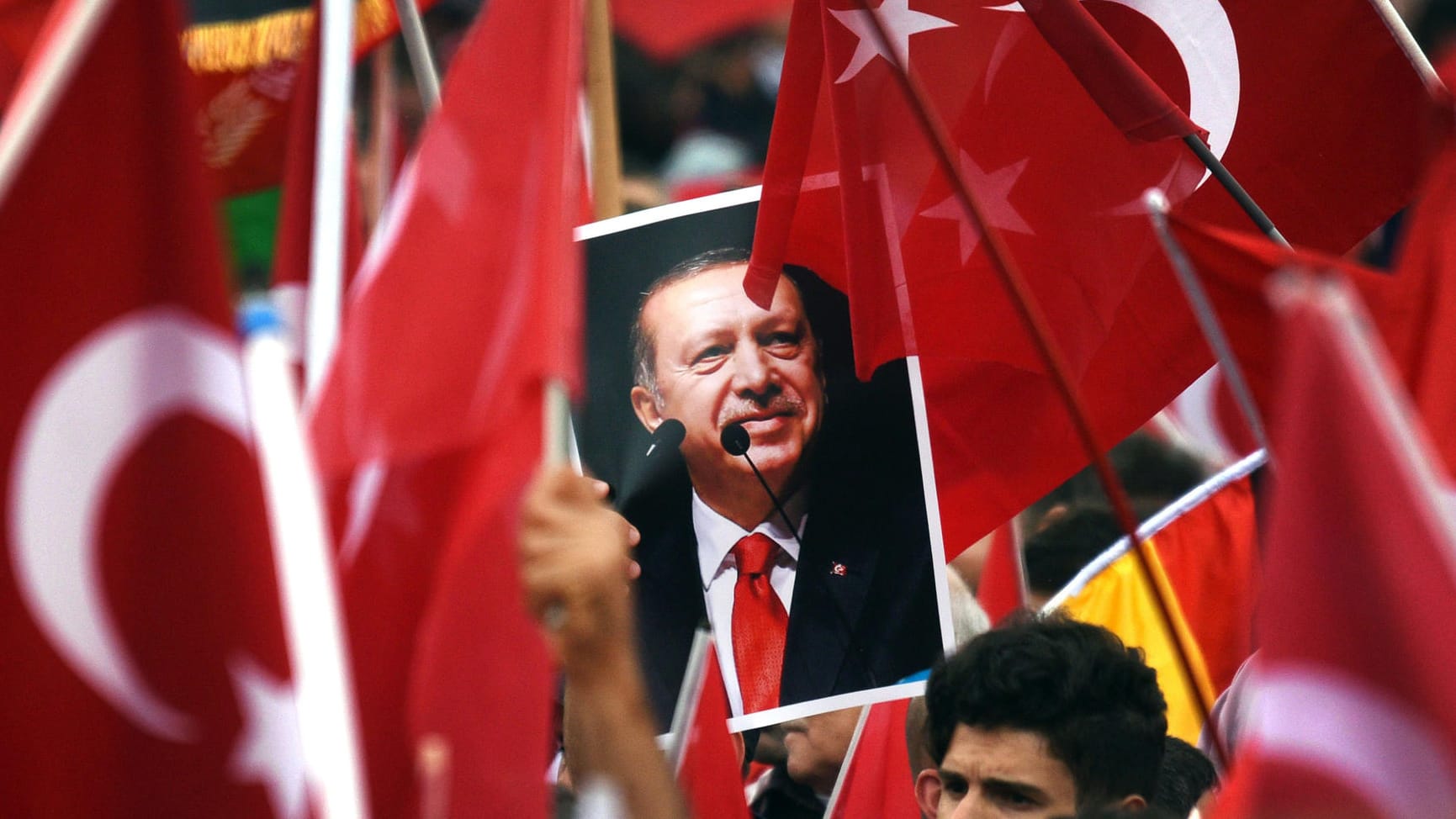 In Deutschland lebende Türken: Per Smartphone-App kann jeder eine Strafanzeige in der Türkei einreichen. In Deutschland lebende Türken: Per Smartphone-App kann jeder eine Strafanzeige in der Türkei einreichen.