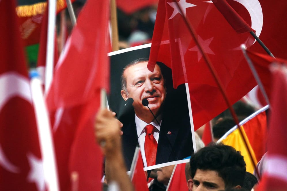 In Deutschland lebende Türken: Per Smartphone-App kann jeder eine Strafanzeige in der Türkei einreichen.