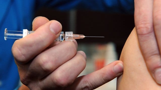 Auch viele Arbeitgeber bieten ihren Beschäftigten die Grippeschutzimpfung an. Auch viele Arbeitgeber bieten ihren Beschäftigten die Grippeschutzimpfung an.