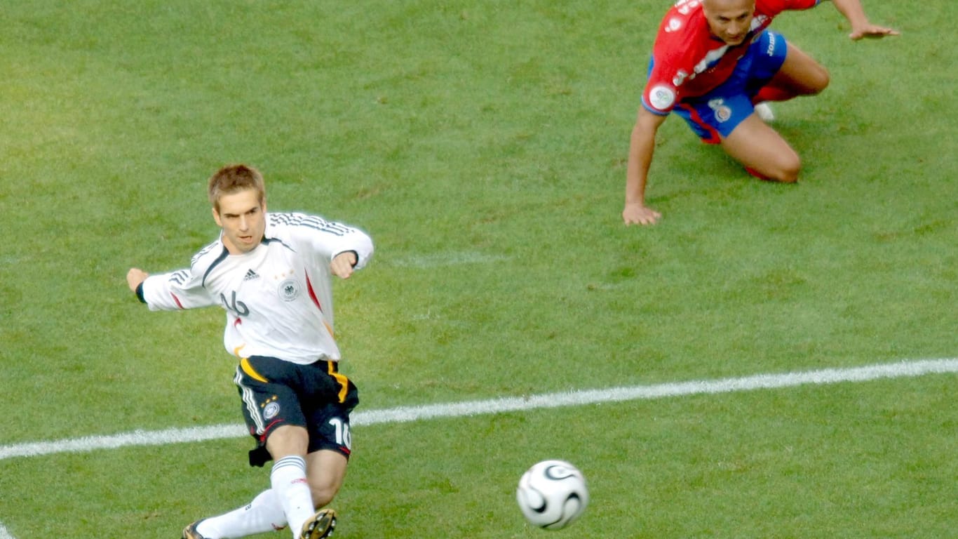 Der Startschuss für das Sommermärchen: Philipp Lahm erzielt das 1:0 gegen Costa Rica.