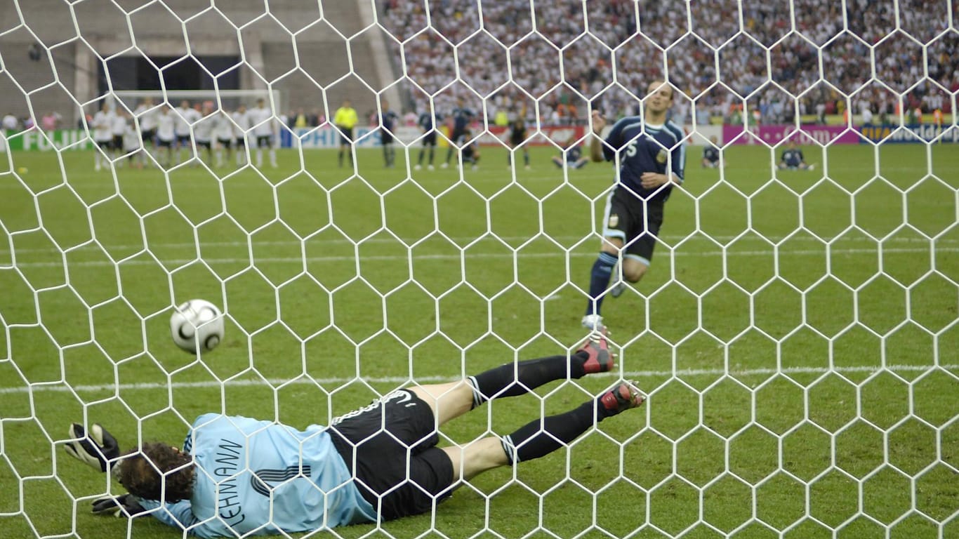 Jens Lehmann hielt den entscheidenden Elfmeter gegen Argentiniens Esteban Cambiasso und brachte Deutschland damit ins WM-Halbfinale.