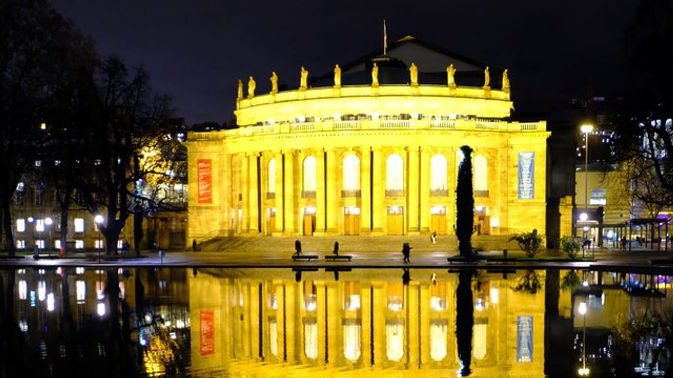 Das erleuchtete Opernhaus spiegelt sich im Stuttgarter Eckensee.