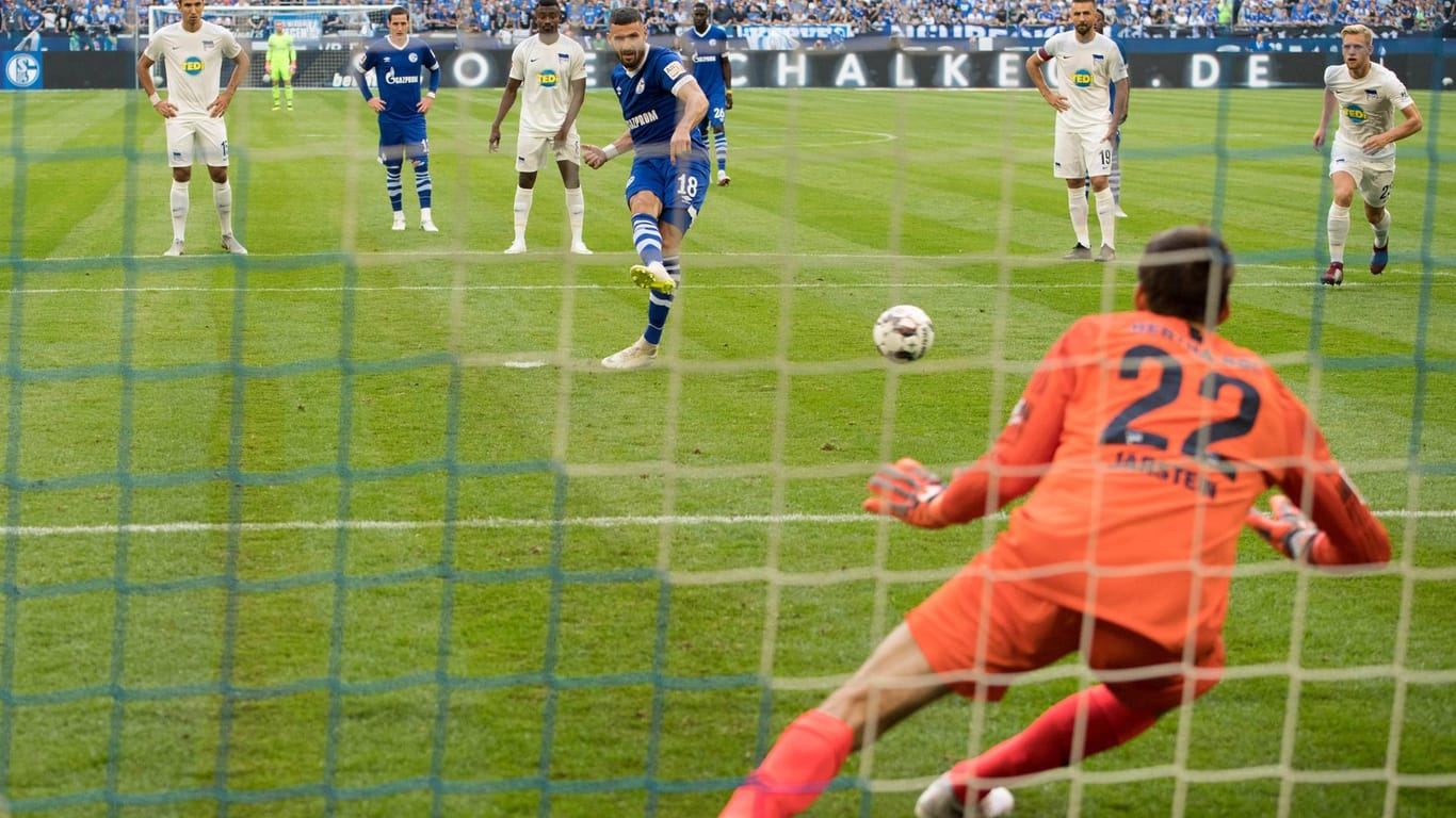 Daniel Caligiuri scheiterte am zweiten Spieltag mit seinem Elfmeter gegen Hertha BSC.