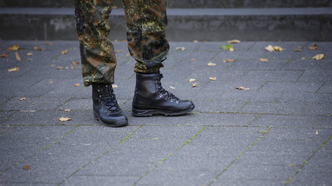 Ein Soldat in Kampfstiefeln und Feldhose mit Flecktarn: In der Bundeswehr Calw soll eine Frau von einem Soldaten vergewaltigt worden sein.