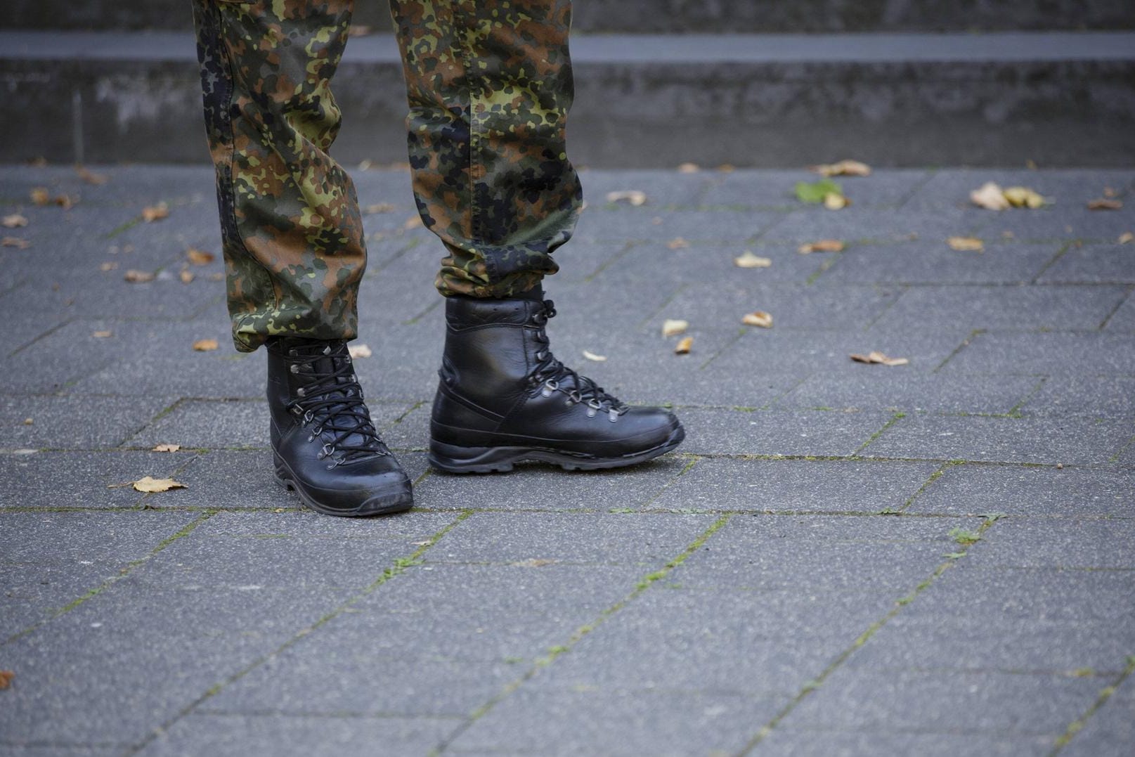 Ein Soldat in Kampfstiefeln und Feldhose mit Flecktarn: In der Bundeswehr Calw soll eine Frau von einem Soldaten vergewaltigt worden sein.