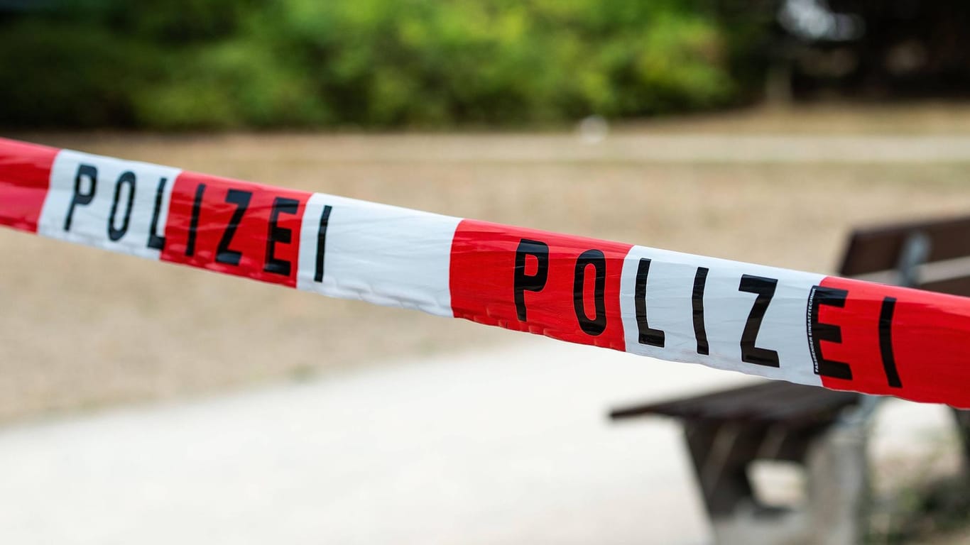 Polizeiabsperrung: Vor 26 Jahren verschwand in Niedersachsen eine Frau – die Suche ist noch nicht eingestellt. (Symbolbild)