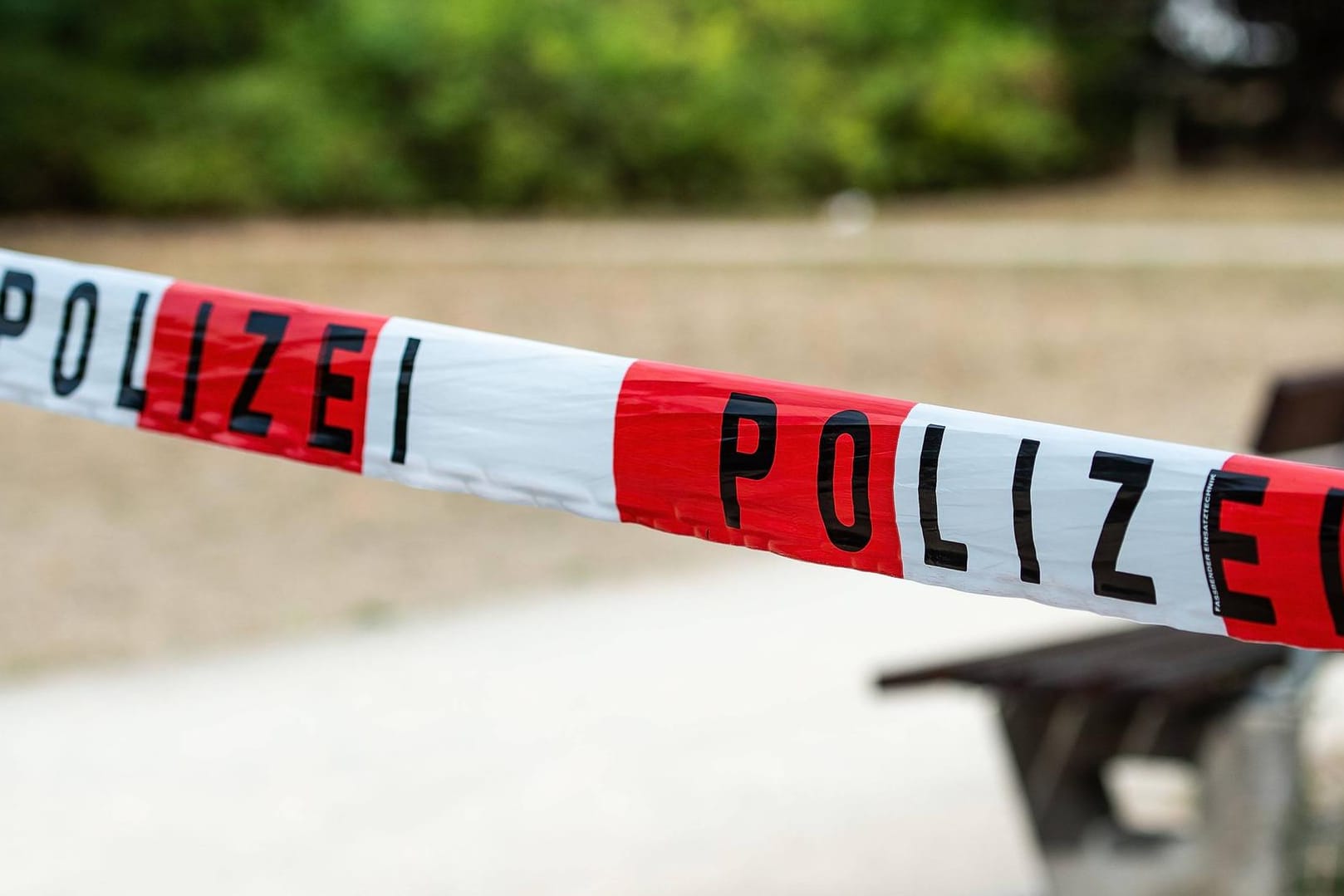 Polizeiabsperrung: Vor 26 Jahren verschwand in Niedersachsen eine Frau – die Suche ist noch nicht eingestellt. (Symbolbild)