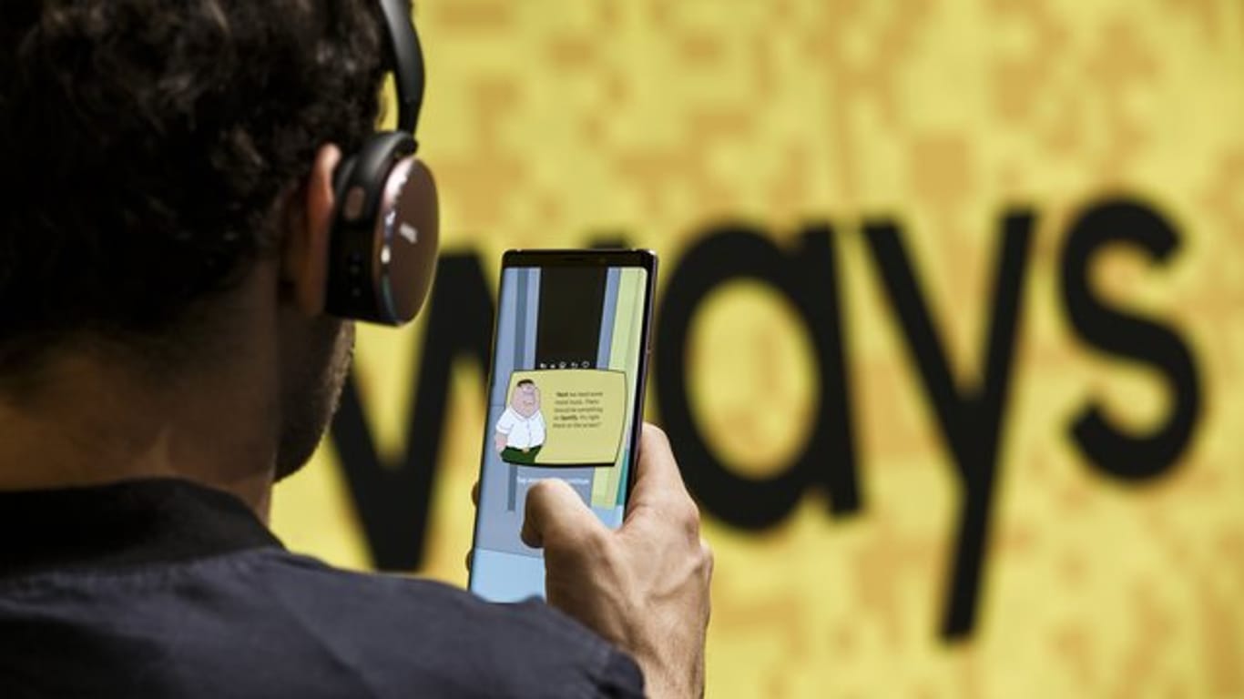 Ein Besucher spielt in einer Augmented Reality AR mit einem neuen Smartphone Samsung Galaxy auf der Fachmesse für Unterhaltungselektronik und Haushaltsgeräte FIA.