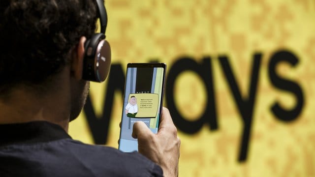 Ein Besucher spielt in einer Augmented Reality AR mit einem neuen Smartphone Samsung Galaxy auf der Fachmesse für Unterhaltungselektronik und Haushaltsgeräte FIA. Ein Besucher spielt in einer Augmented Reality AR mit einem neuen Smartphone Samsung Galaxy auf der Fachmesse für Unterhaltungselektronik und Haushaltsgeräte FIA.