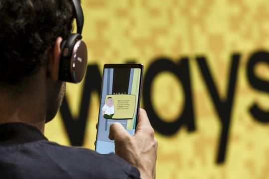 Ein Besucher spielt in einer Augmented Reality AR mit einem neuen Smartphone Samsung Galaxy auf der Fachmesse für Unterhaltungselektronik und Haushaltsgeräte FIA.