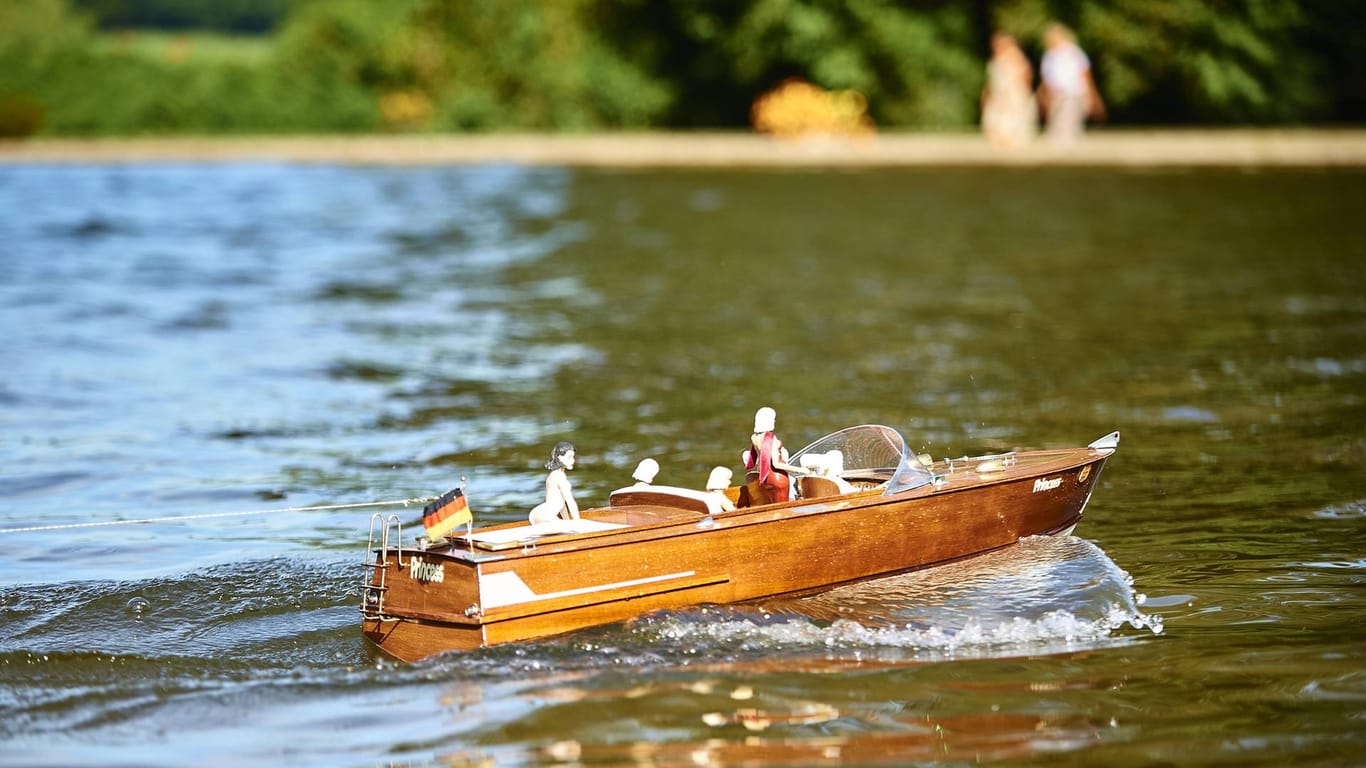 Ein Modellboot auf einem See: Ein 51-Jähriger ist in Niedersachsen ertrunken. (Symbolbild)