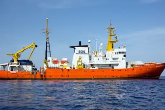 Das Seenotrettungsschiff Aquarius 2 schwimmt vor der libyschen Küste: Die Hilfsorganisationen Ärzte ohne Grenzen und SOS Méditerranée nutzen es für die Rettung von Flüchtlingen.