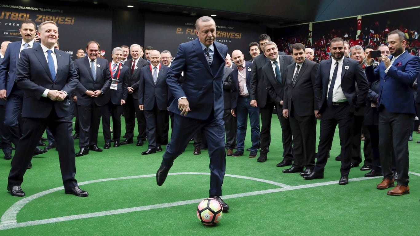 Recep Tayyip Erdogan unterstützt die EM-Bewerbung bei einer Veranstaltung im März 2017: Der türkische Präsident kämpft seit Jahren für ein sportliches Großereignis in seinem Land.