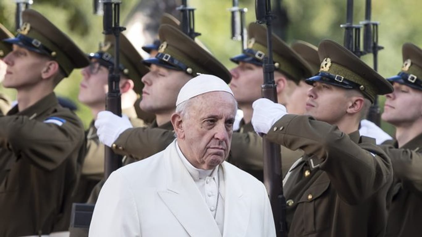 Papst Franziskus wird mit militärischen Ehren begrüßt.