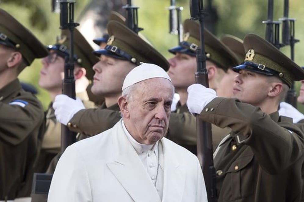 Papst Franziskus wird mit militärischen Ehren begrüßt.