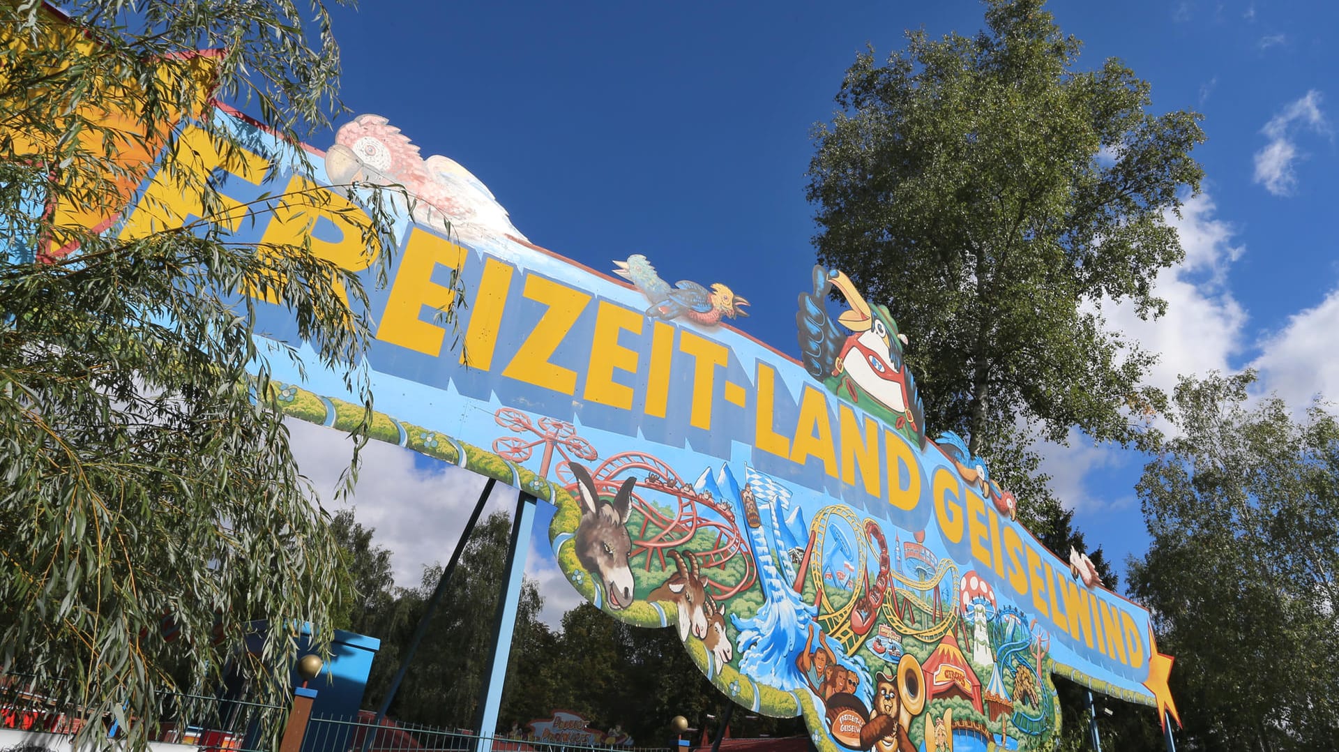 Ein Schild am Eingang des Freizeit-Landes Geiselwind: In dem Freizeitpark standen echte Grabsteine vor dem "Horrorhaus".