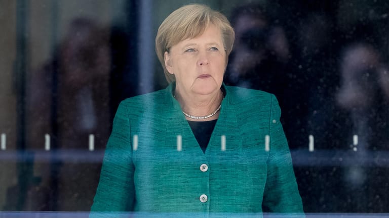 Bundeskanzlerin Angela Merkel (CDU) kommt aus einem Hinterzimmer der Fraktion.