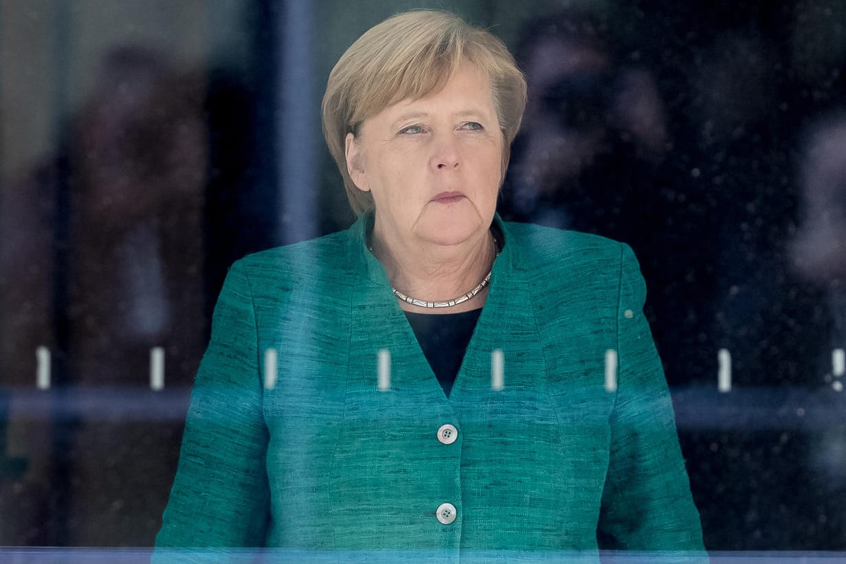 Bundeskanzlerin Angela Merkel (CDU) kommt aus einem Hinterzimmer der Fraktion.