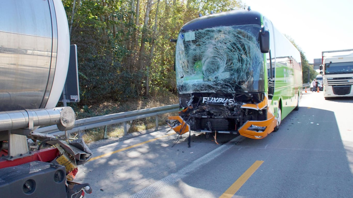 Ein demolierter Reisebus steht auf der Autobahn 5 zwischen Rastatt und Karlsruhe: Nach Angaben der Polizei war der Bus im Bereich einer Baustelle auf einen Lastwagen aufgefahren.