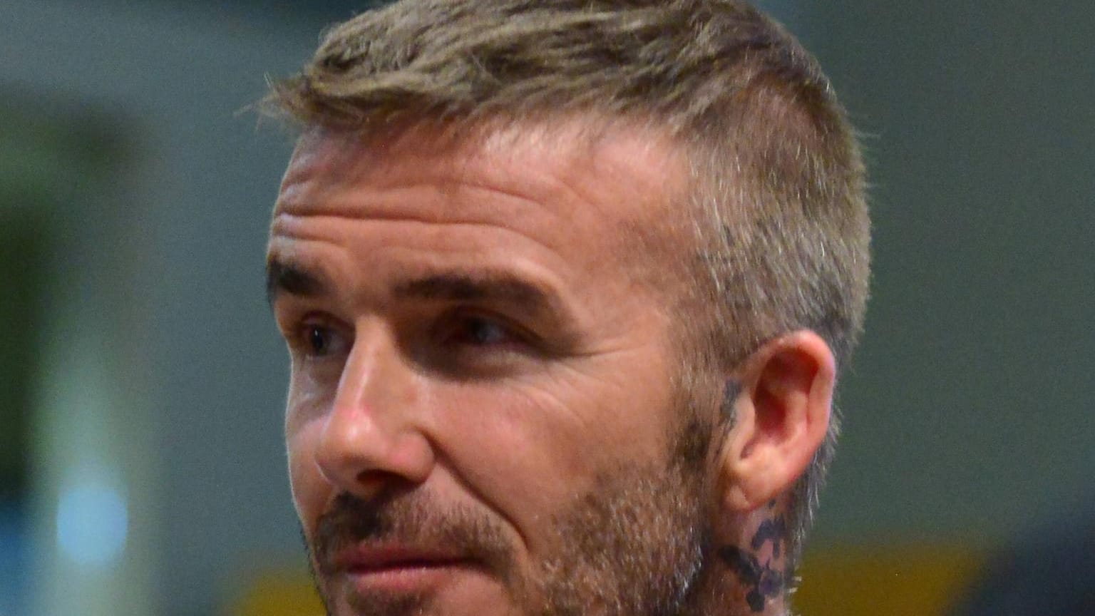 Im Juli: David Beckham trägt Geheimratsecken und leicht gräuliches Haar.