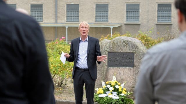 Hubertus Knabe, seit 2001 Direktor der Stasi-Gedenkstätte Berlin-Hohenschönhausen, muss gehen. Hubertus Knabe, seit 2001 Direktor der Stasi-Gedenkstätte Berlin-Hohenschönhausen, muss gehen.