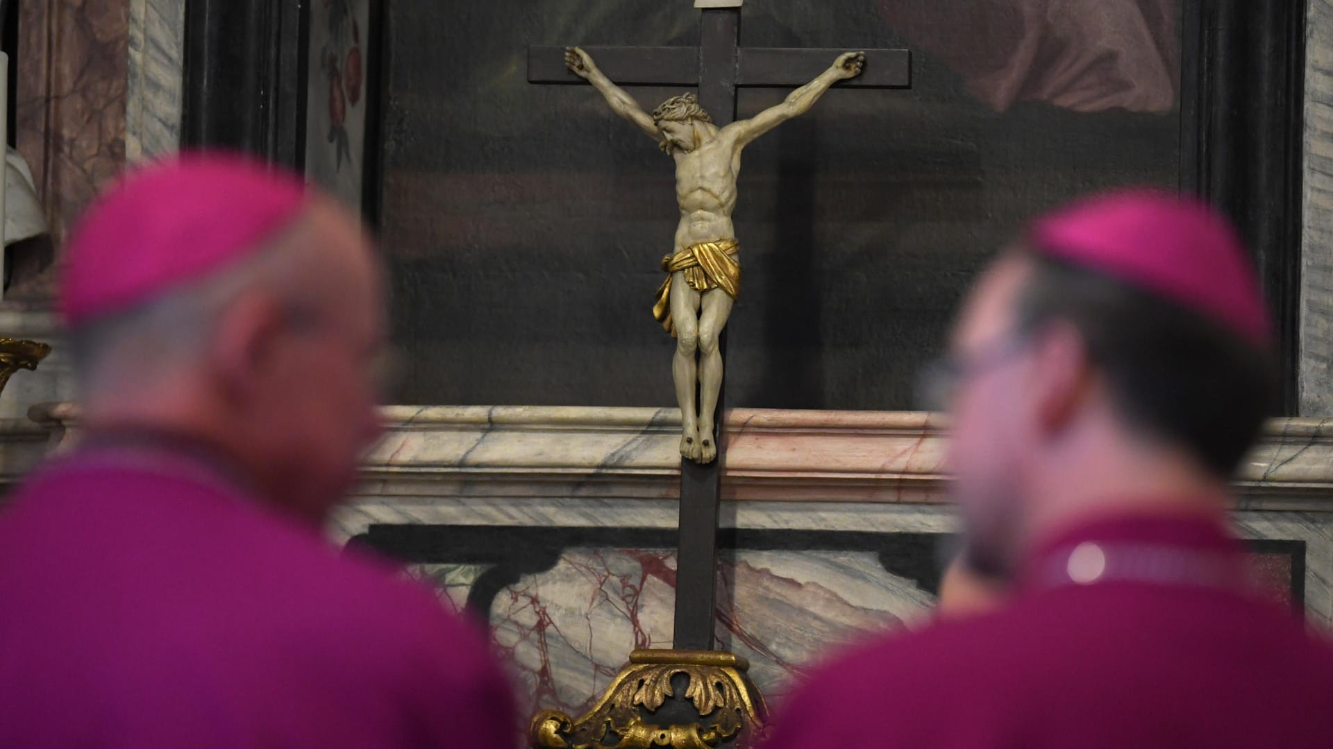 Bischöfe am Altar: Die Deutsche Bischofskonferenz hat die von ihr in Auftrag gegebene Missbrauchsstudie offiziell vorgestellt.