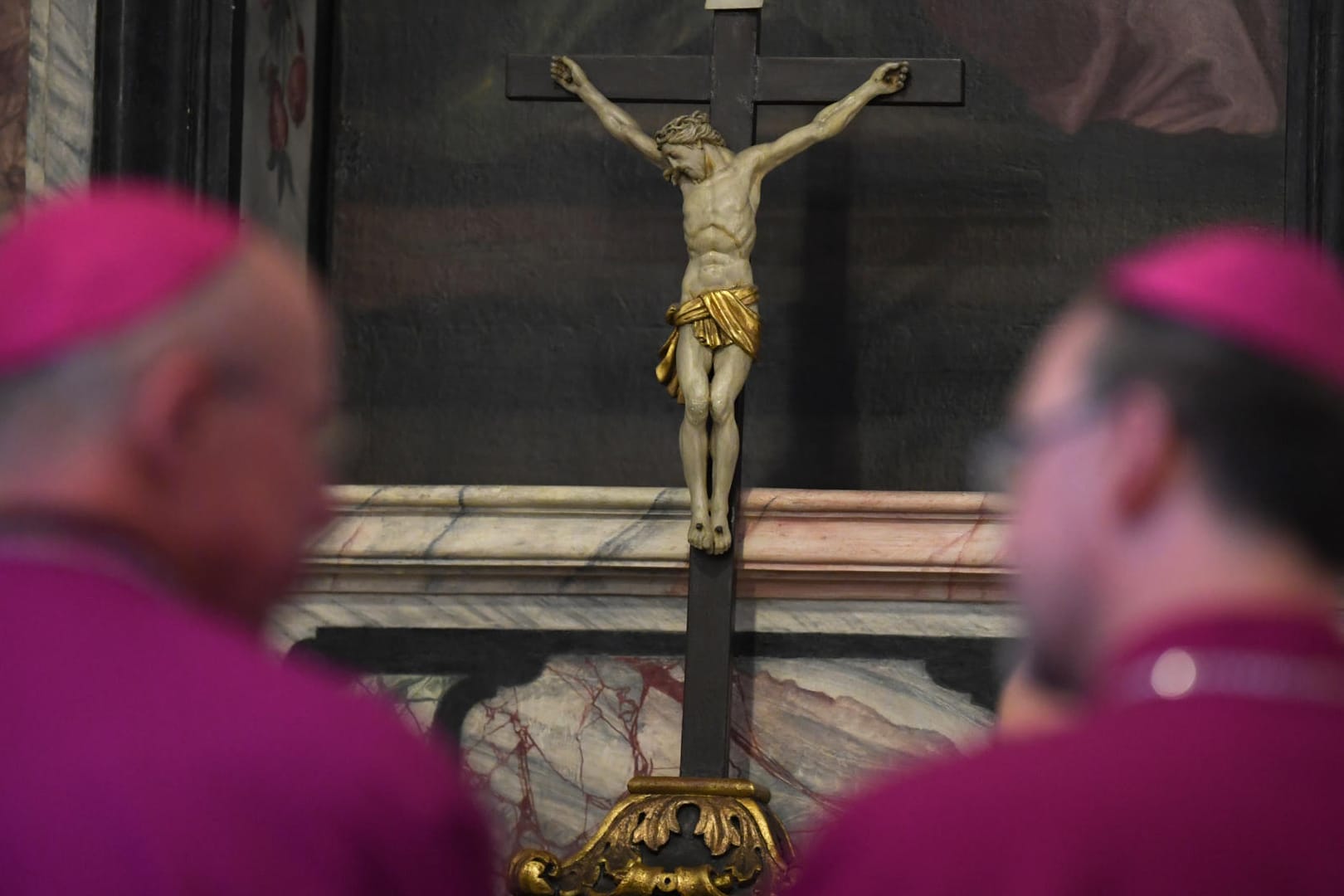 Bischöfe am Altar: Die Deutsche Bischofskonferenz hat die von ihr in Auftrag gegebene Missbrauchsstudie offiziell vorgestellt.