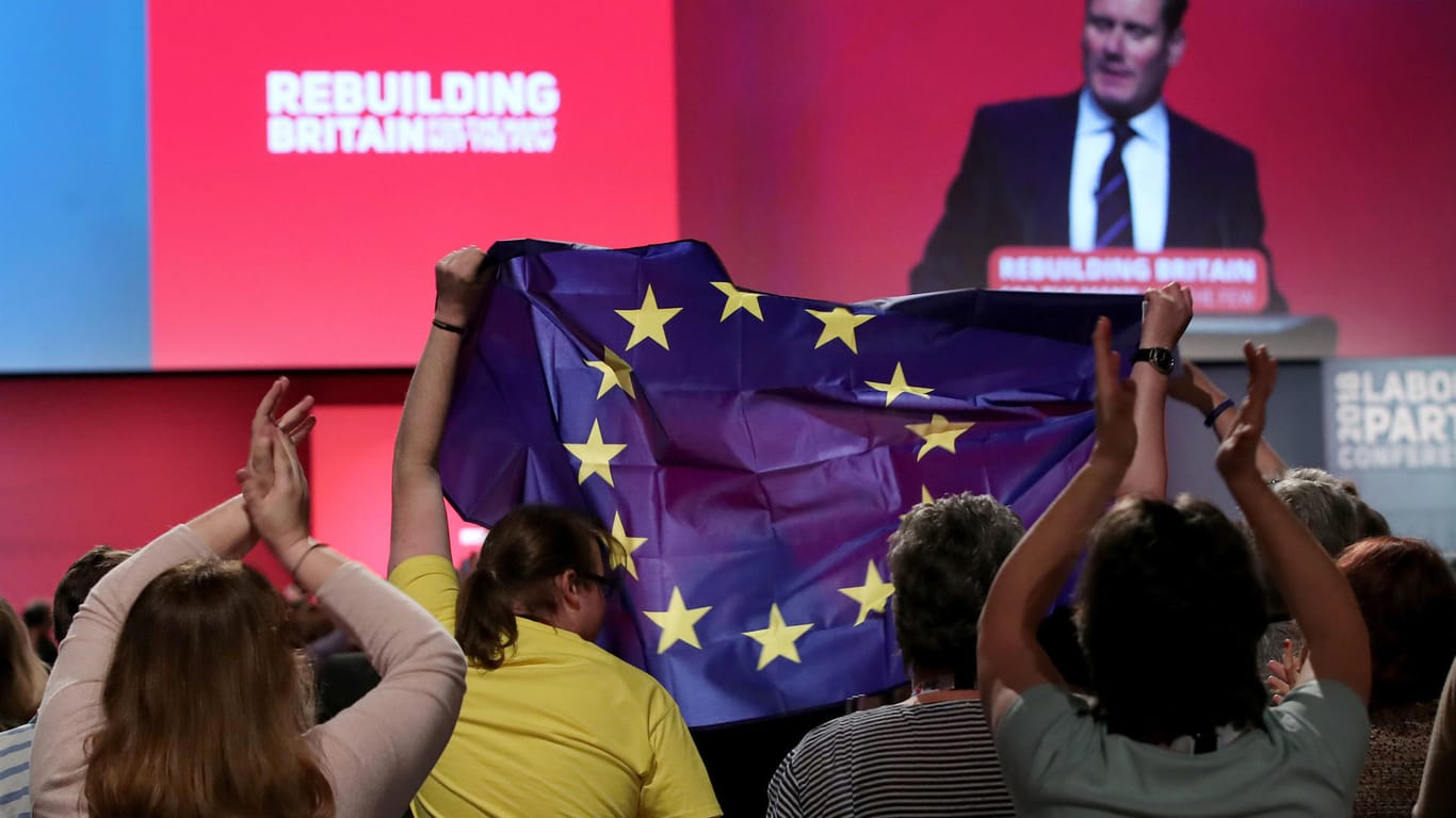 Labour-Anhänger halten auf dem Parteitag eine EU-Flagge in die Luft: Ist der Brexit doch noch nicht ausgemachte Sache?