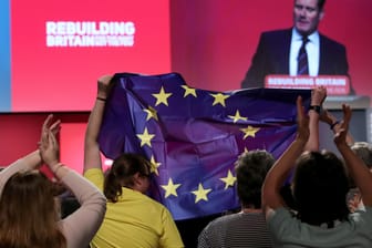 Labour-Anhänger halten auf dem Parteitag eine EU-Flagge in die Luft: Ist der Brexit doch noch nicht ausgemachte Sache?