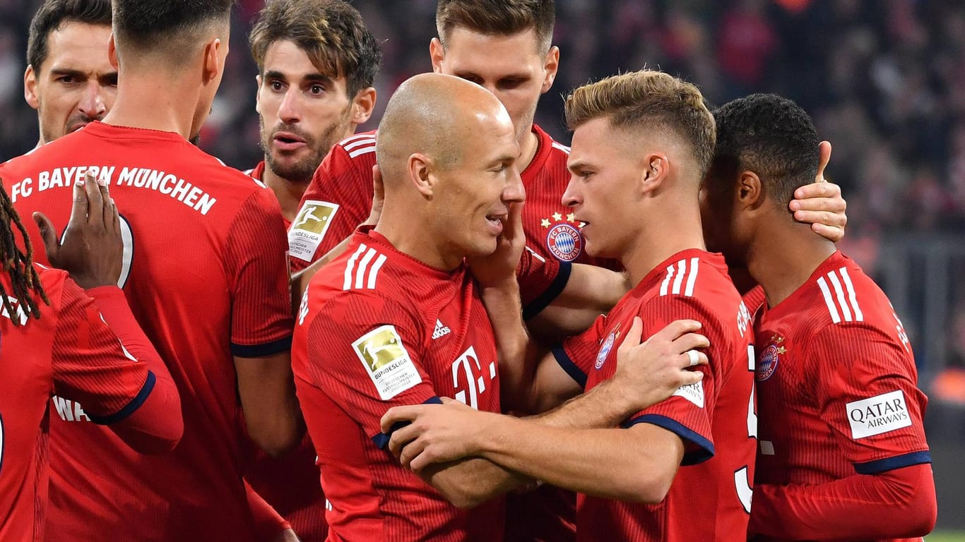 Die Bayern-Spieler jubeln über das 1:0 von Arjen Robben (M.): Gegen Augsburg musste der Rekordmeister lange hart kämpfen.