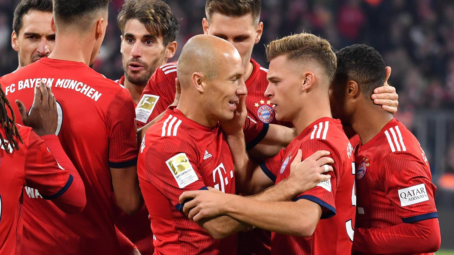 Die Bayern-Spieler jubeln über das 1:0 von Arjen Robben (M.): Gegen Augsburg musste der Rekordmeister lange hart kämpfen.