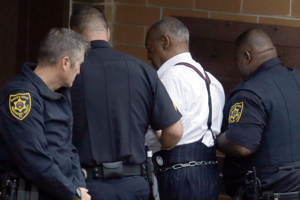 Bill Cosby kommt im Gefängnis an: Der Ex-Serienstar wird in Handschellen in die Justizvollzugsanstalt von Montgomery County geführt.