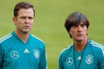 Oliver Bierhoff (links) und Trainer Joachim Löw erlebten in London eine böse Überraschung.