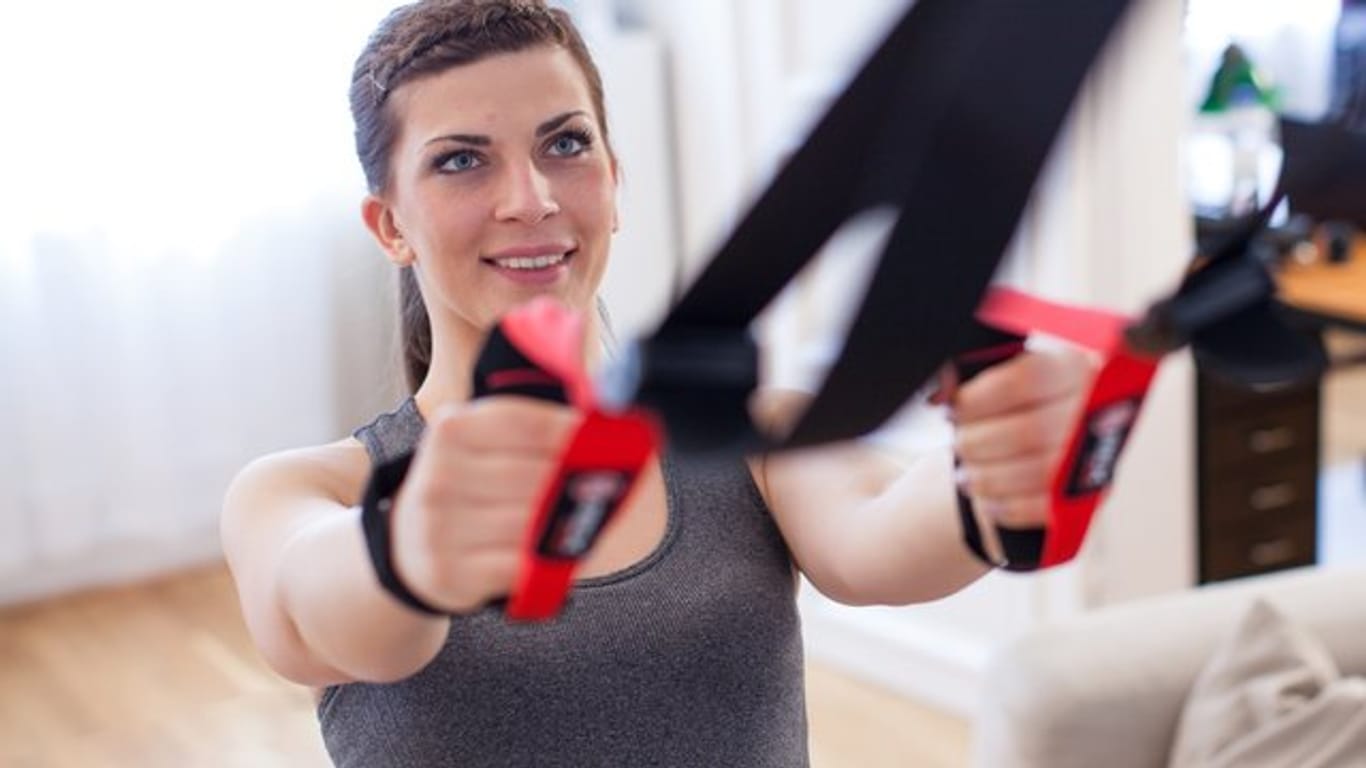 Wer lieber zu Hause trainiert, kann dafür die Hilfe eines Online-Fitnessstudios nutzen.