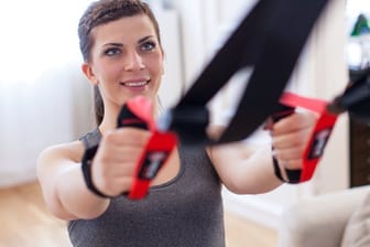 Wer lieber zu Hause trainiert, kann dafür die Hilfe eines Online-Fitnessstudios nutzen.