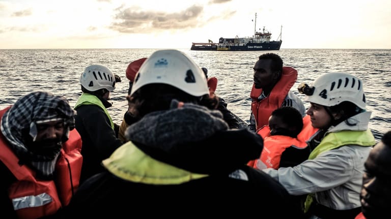 Mittelmeer: Diese Flüchtlinge wurden in internationalen Gewässern vom Rettungsschiff "Sea Watch 3" aufgenommen. (Symbolbild).