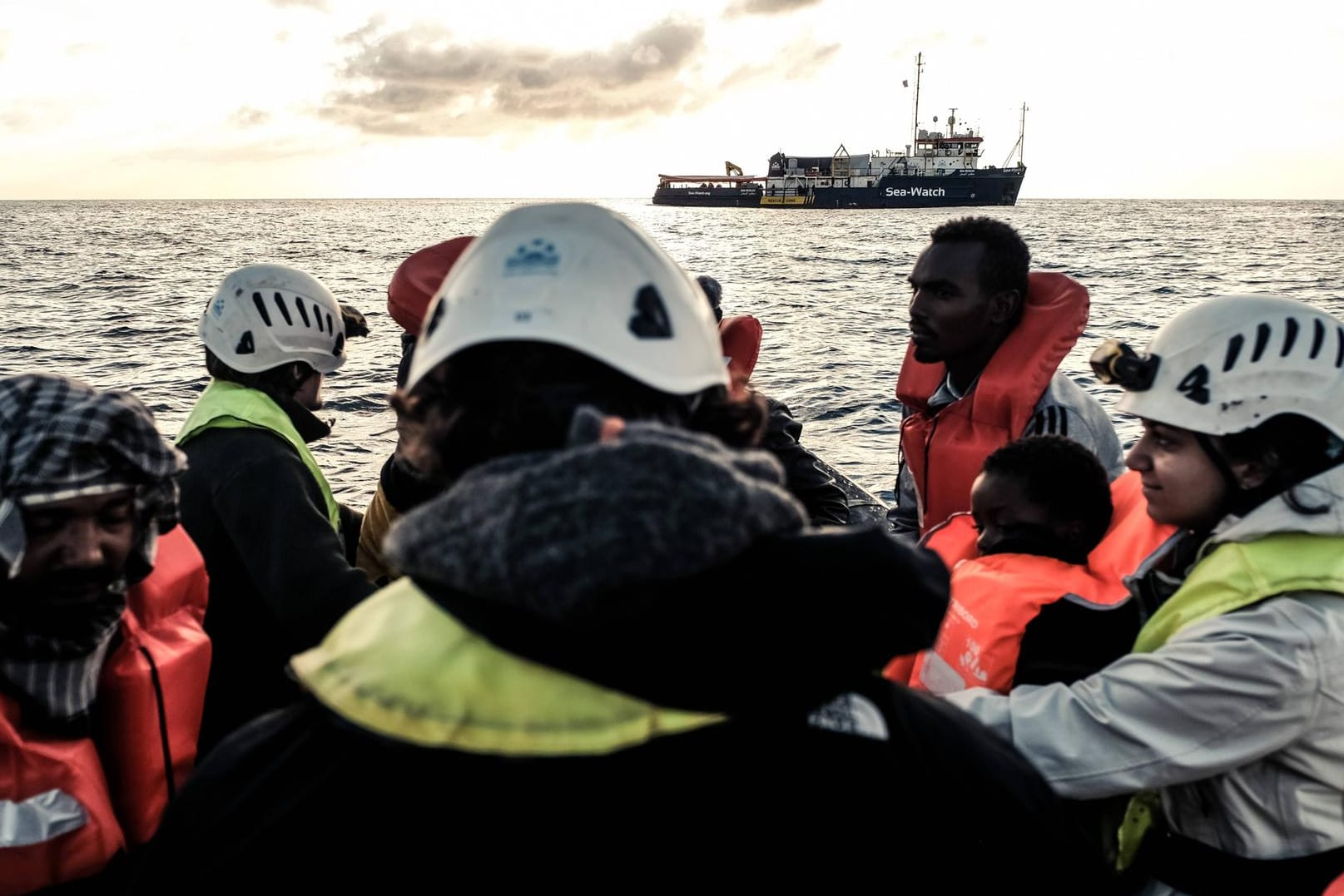 Mittelmeer: Diese Flüchtlinge wurden in internationalen Gewässern vom Rettungsschiff "Sea Watch 3" aufgenommen. (Symbolbild).