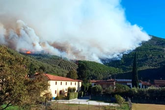 Rauch steigt über dem Dorf Calci auf: Ein Großbrand auf dem Monte Serra hat die Evakuierung von Hunderten von Menschen aus ihren Dörfern in der Toskana erzwungen.