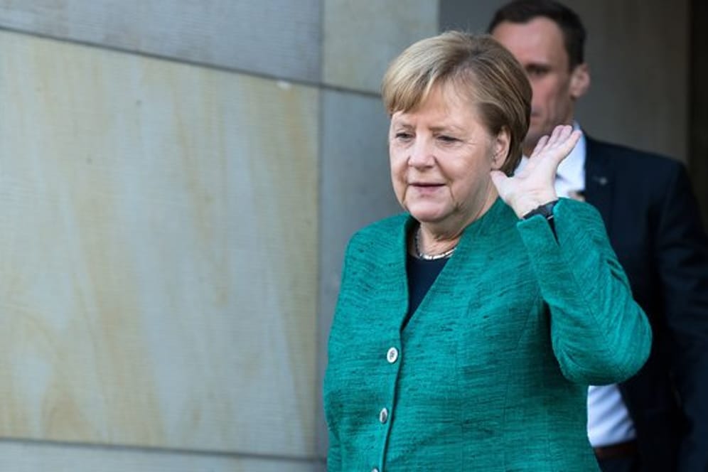 Angela Merkel kommt nach der Sitzung der CDU/CSU-Bundestagsfraktion aus dem Bundestag.