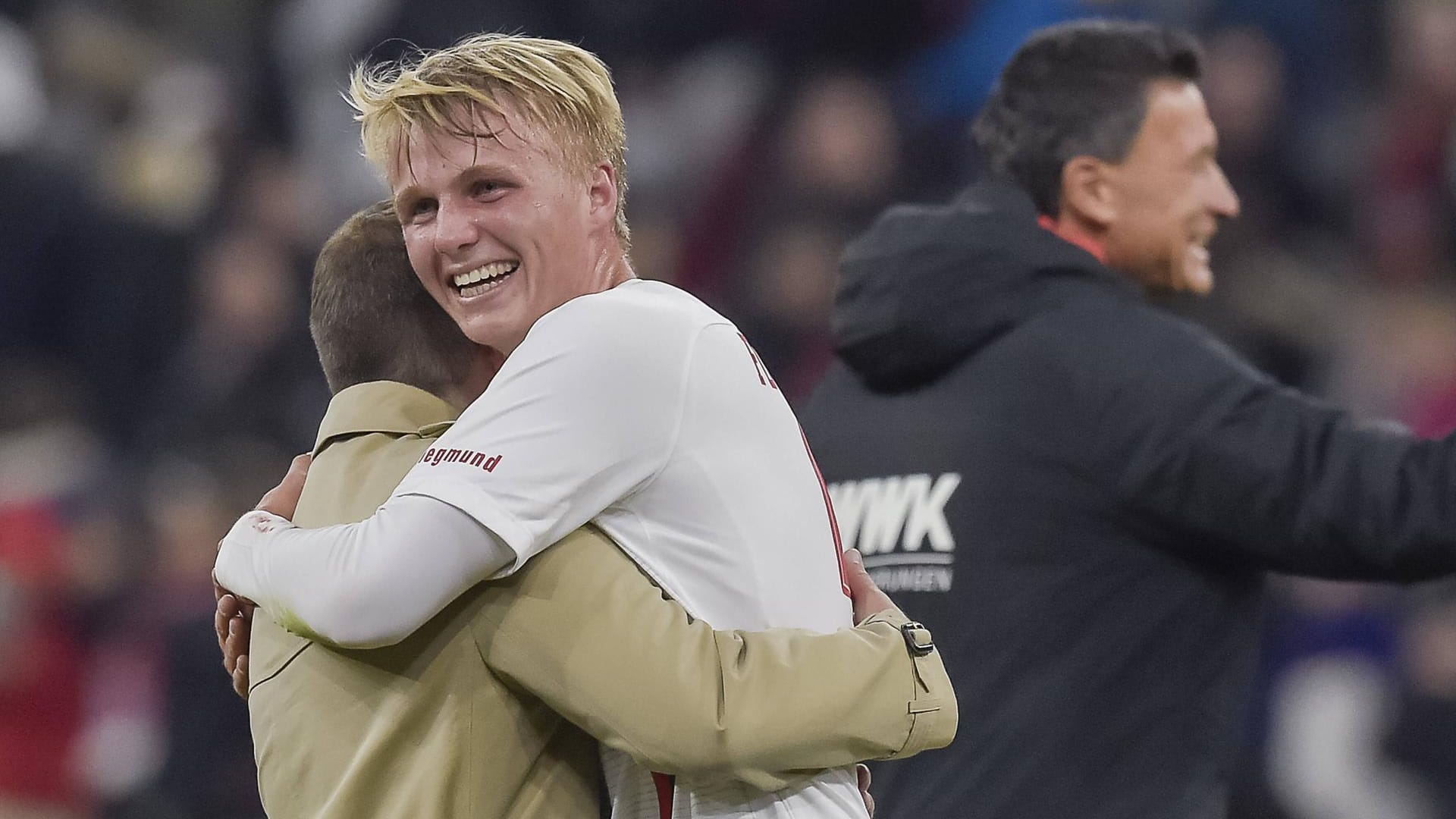 Augsburger Glücksmoment: Torschütze Felix Götze und FCA-Trainer Manuel Baum liegen sich nach dem Remis bei den Bayern in den Armen.