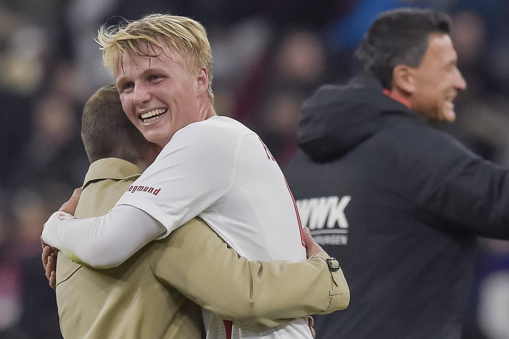 Augsburger Glücksmoment: Torschütze Felix Götze und FCA-Trainer Manuel Baum liegen sich nach dem Remis bei den Bayern in den Armen.