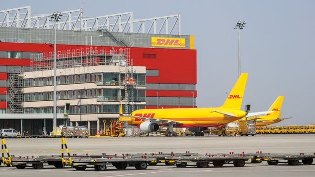 Frachtflugzeuge von DHL auf dem Flughafen Leipzig/Halle: Die Region boomt und hat manche westdeutsche Standorte bei der Wirtschaftskraft überholt. Frachtflugzeuge von DHL auf dem Flughafen Leipzig/Halle: Die Region boomt und hat manche westdeutsche Standorte bei der Wirtschaftskraft überholt.