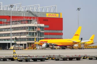 Frachtflugzeuge von DHL auf dem Flughafen Leipzig/Halle: Die Region boomt und hat manche westdeutsche Standorte bei der Wirtschaftskraft überholt.