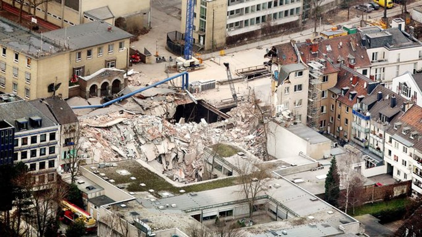 Einsturz vor neun JAhren: Trümmer liegen in Köln an der Stelle, an der sich das eingestürzte Historischen Stadtarchiv befand.