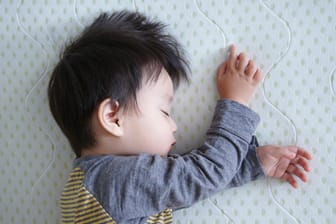 Schlafendes Kind: Eltern sollten auf eine sichere Schlafumgebung und die richtige Kindermatratze achten.