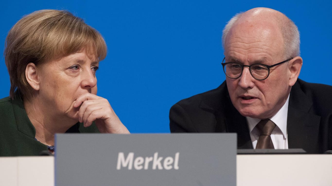 Angela Merkel und Volker Kauder: Die internationale Presse sieht in der Abwahl des Unionsfraktionschefs Kauder eine Niederlage für Merkel.