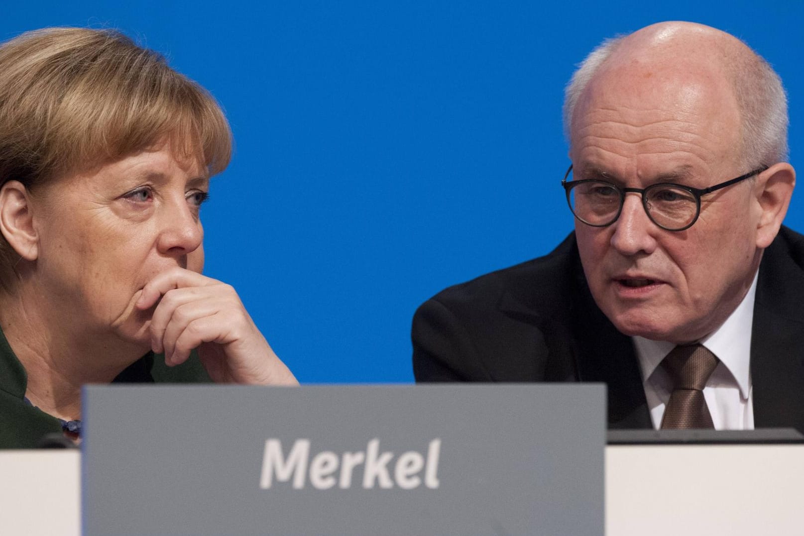 Angela Merkel und Volker Kauder: Die internationale Presse sieht in der Abwahl des Unionsfraktionschefs Kauder eine Niederlage für Merkel.