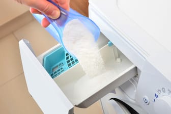Vollwaschmittel: Der Test zeigt, dass günstige Produkte eine gute Waschwirkung haben.