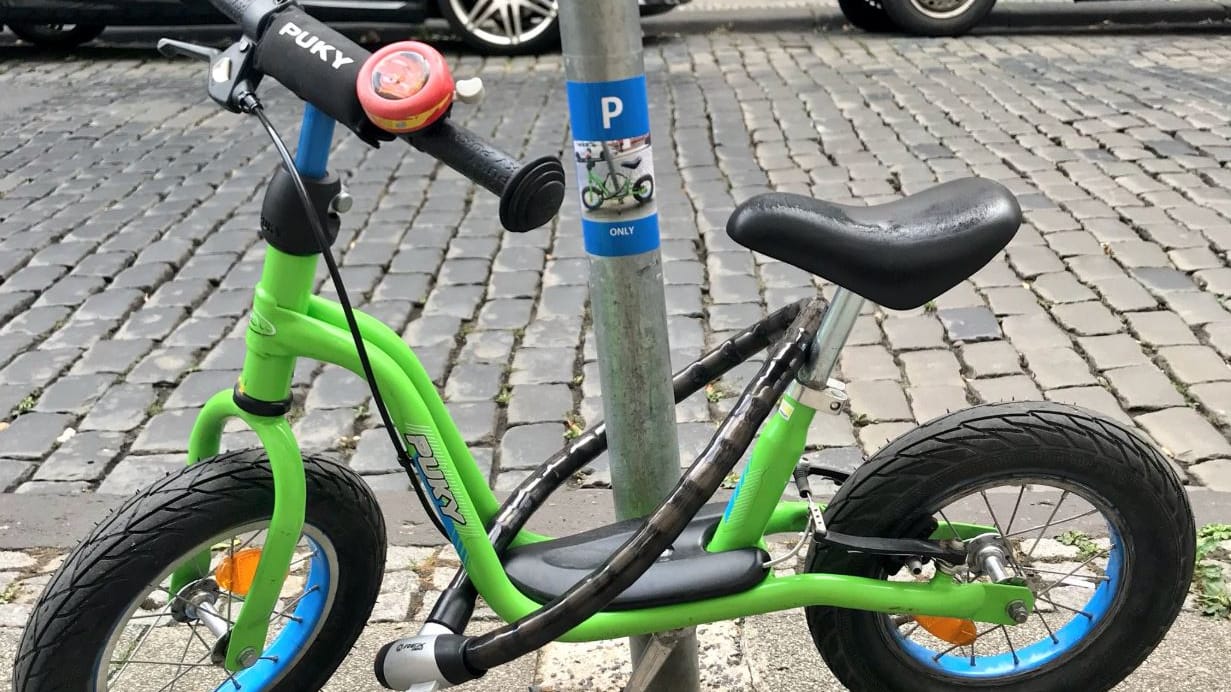 Besonderer Parkplatz: Hier darf nur ein Fahrrad abgestellt werden. Es gehört einem 4-Jährigen.