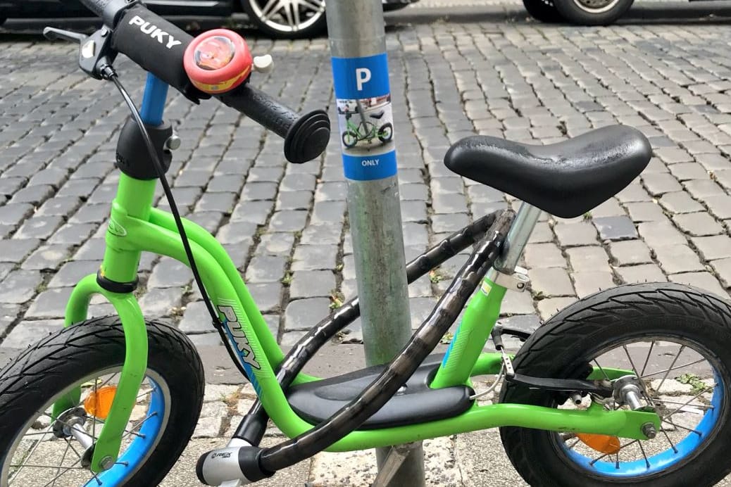 Besonderer Parkplatz: Hier darf nur ein Fahrrad abgestellt werden. Es gehört einem 4-Jährigen.